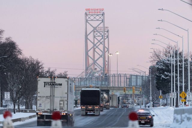 ambassador bridge crossing